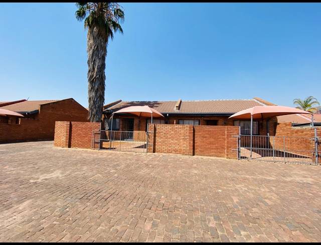 2 BEDROOM TOWNHOUSE FOR SALE IN ANNADALE